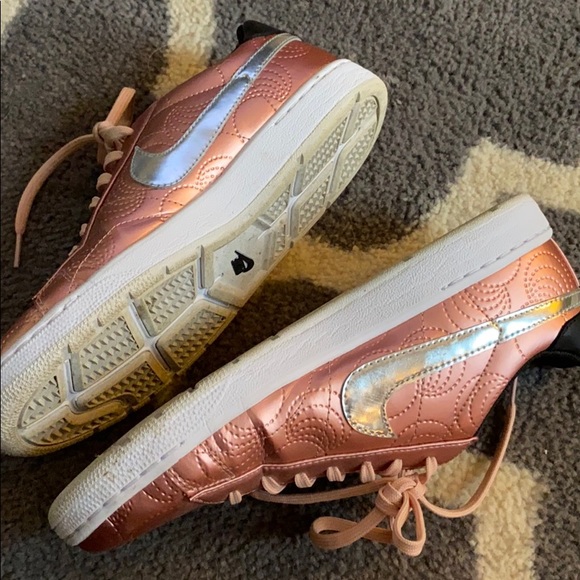 Rose gold metallic Nike sneakers - Picture 3 of 9